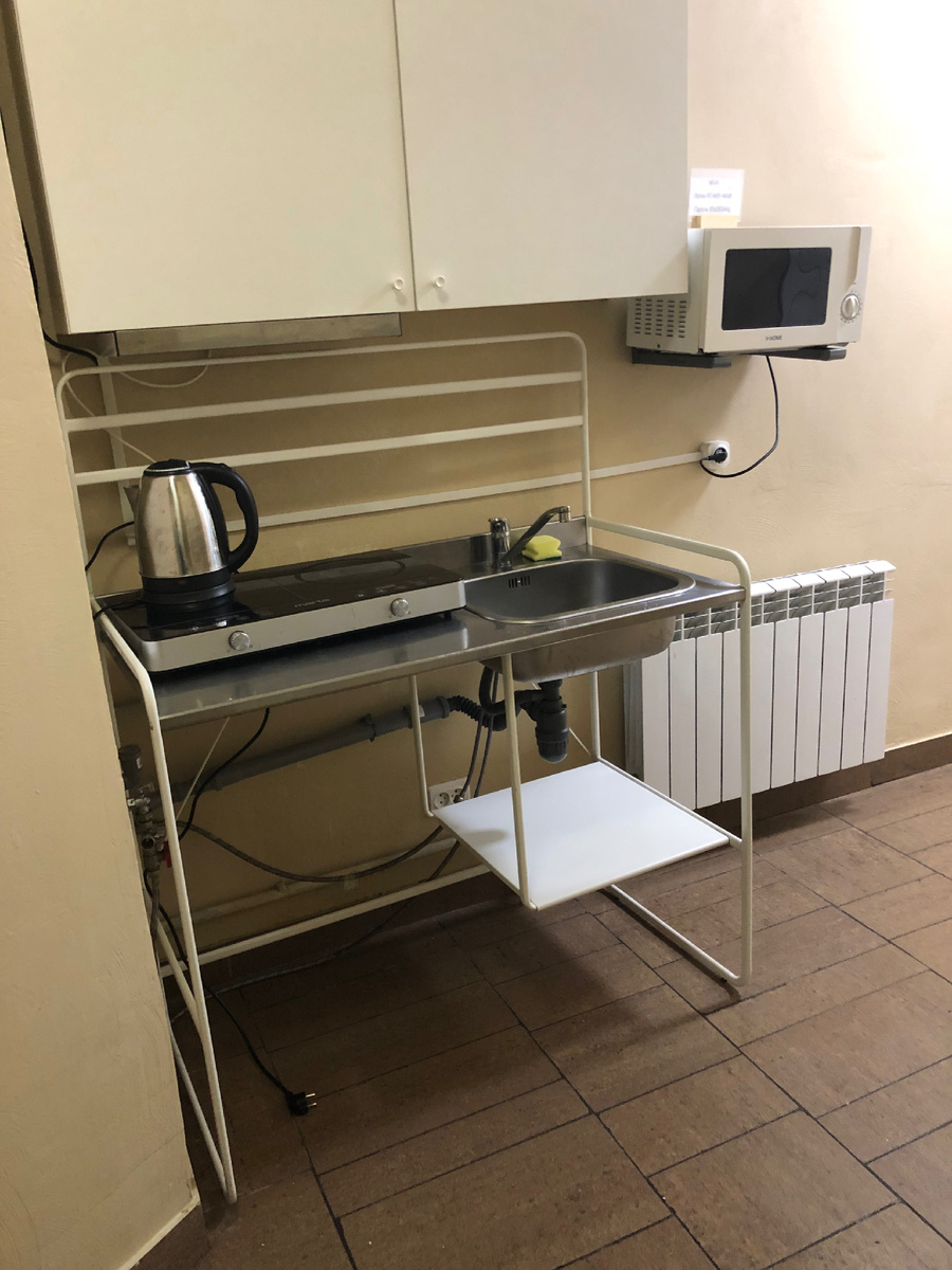 В нашей первой локации плита была общей - одной на 7 комнат)