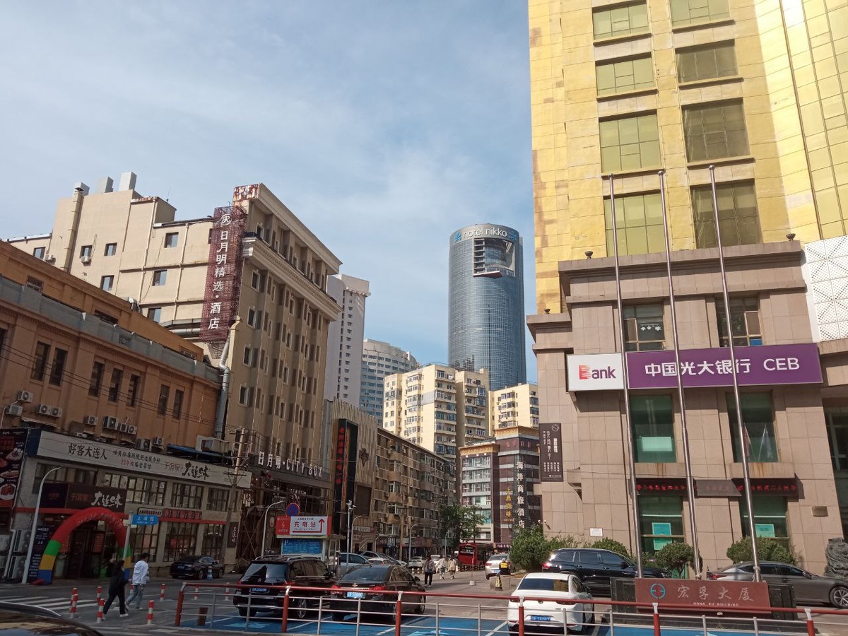 Кстати отличная гостиница и еще с бассейном в Даляне