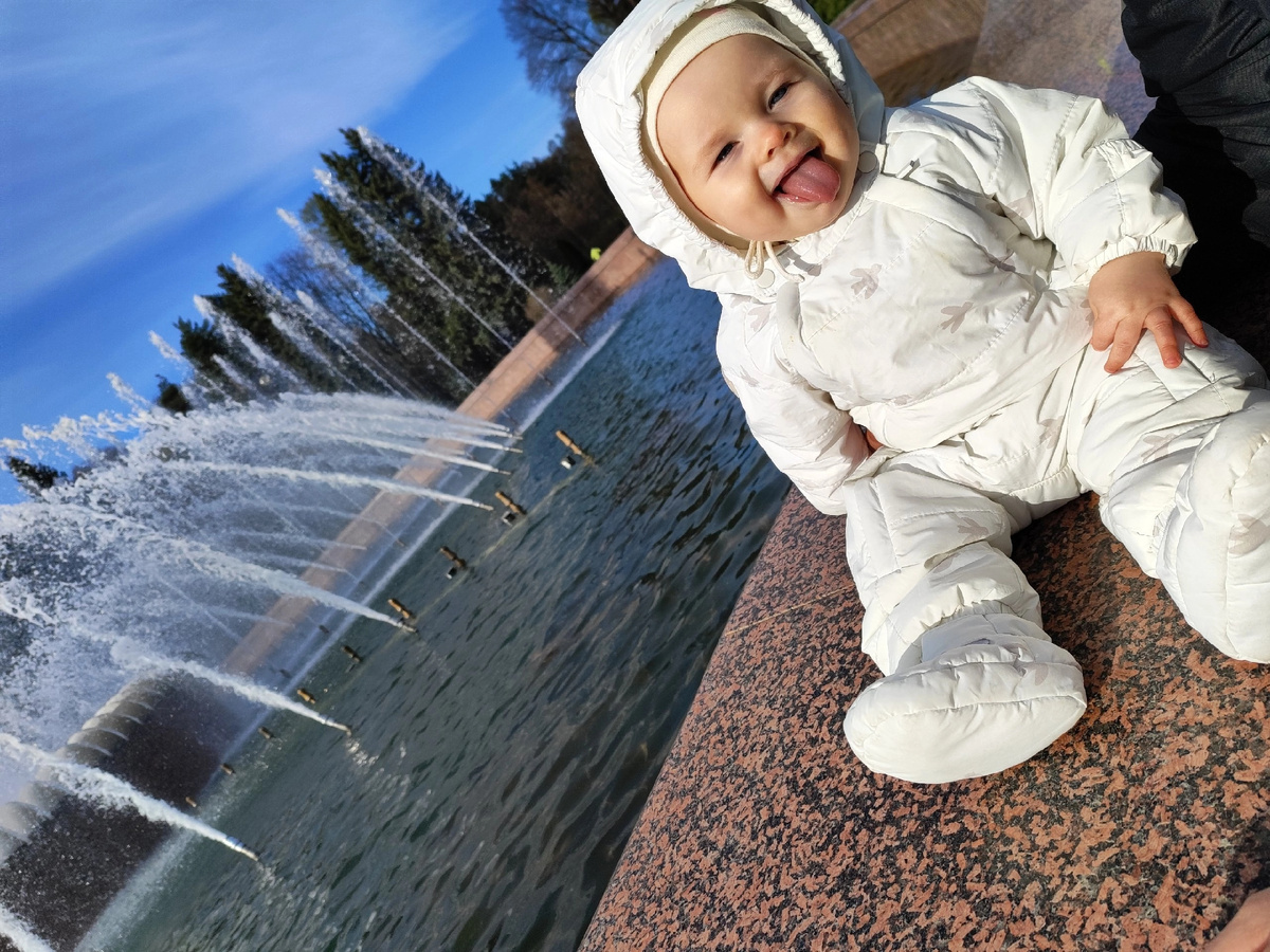 Милана у фонтана 🥰