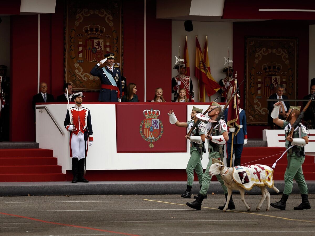    Королевская семья на военном параде наблюдает проход козы - талисмана Испанского легиона© AP Photo / Daniel Ochoa de Olza
