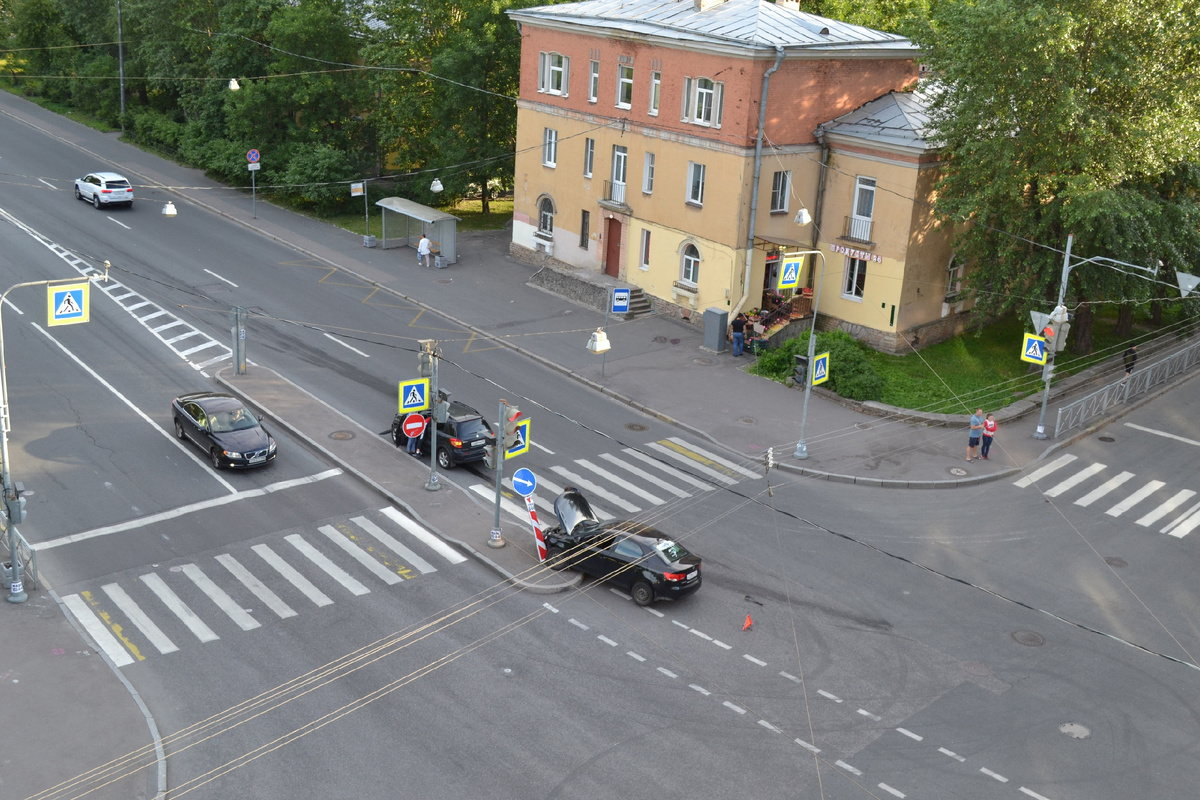 Обратите внимание с одной стороны островок безопасности выделенный дорожной разметкой переводит в островок безопасности выделенный физически,т.е. с помощью бордюрного камня
