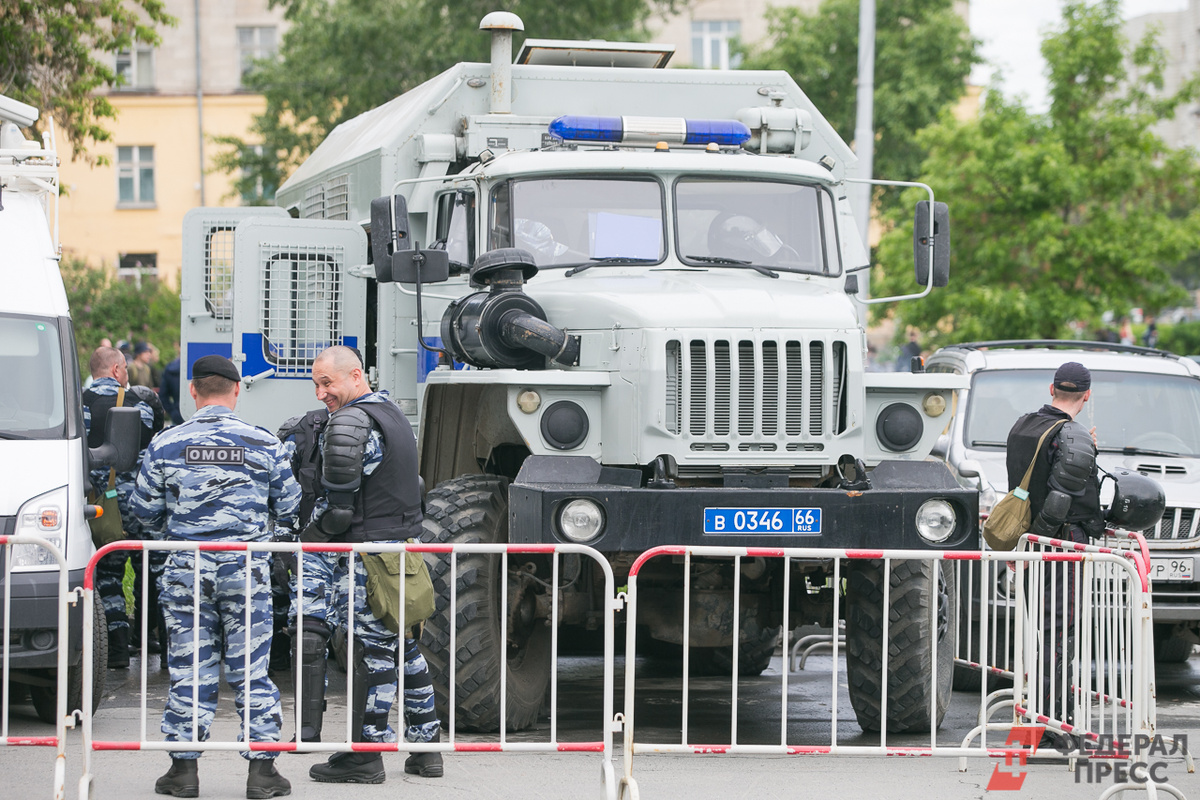 Силовики загрузили мигрантов в автобусы и увезли.  Фото: ФедералПресс / Евгений Поторочин