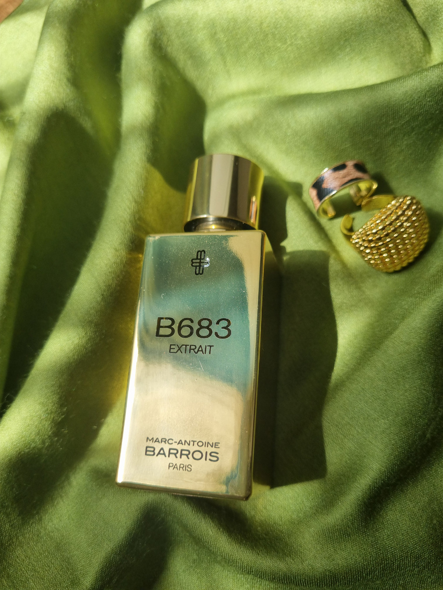 Ноты: Зеленое яблоко, Уд, Лист фиалки, Пачули, Кумин, Сандал, Розовый перец, Ваниль