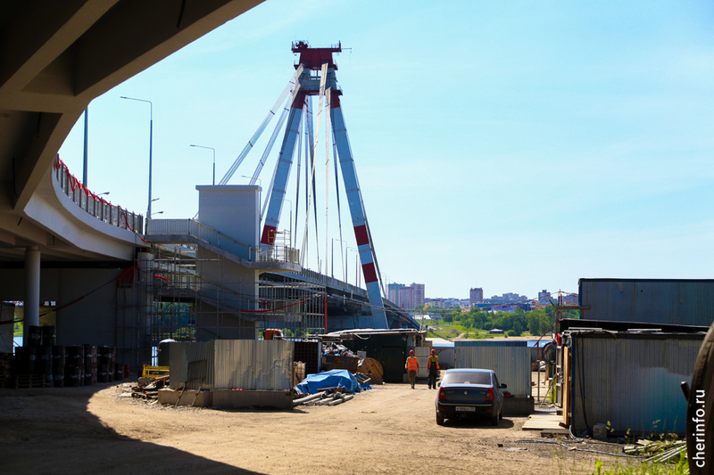    Об этом сообщил мэр Роман Маслов во время выездного совещания. Сейчас на мосту укладывают асфальт.