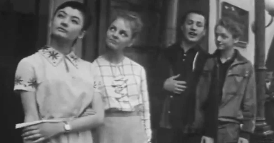 Кадр из фильма. Лариса Зубкович и Виолетта Хуснулова в ролях юных балерин, Виталий Ованесов в роли Жени и Виктор Перевалов в роли Коли