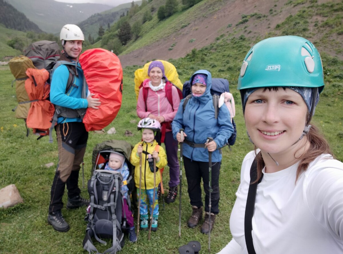 Папа несёт 2 рюкзака~ 30 кг, мама- переноску с 2летней дочкой, 4летняя идёт сама с рюкзачком, 17летнюю разгрузила до 7 кг- набранный в больнице лишний вес не даёт нести больше, сама несу ~26кг.