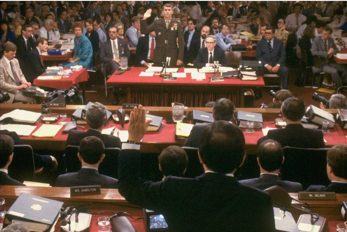 Оливер Норт принимает присягу, июль 1987 г. The life images collection