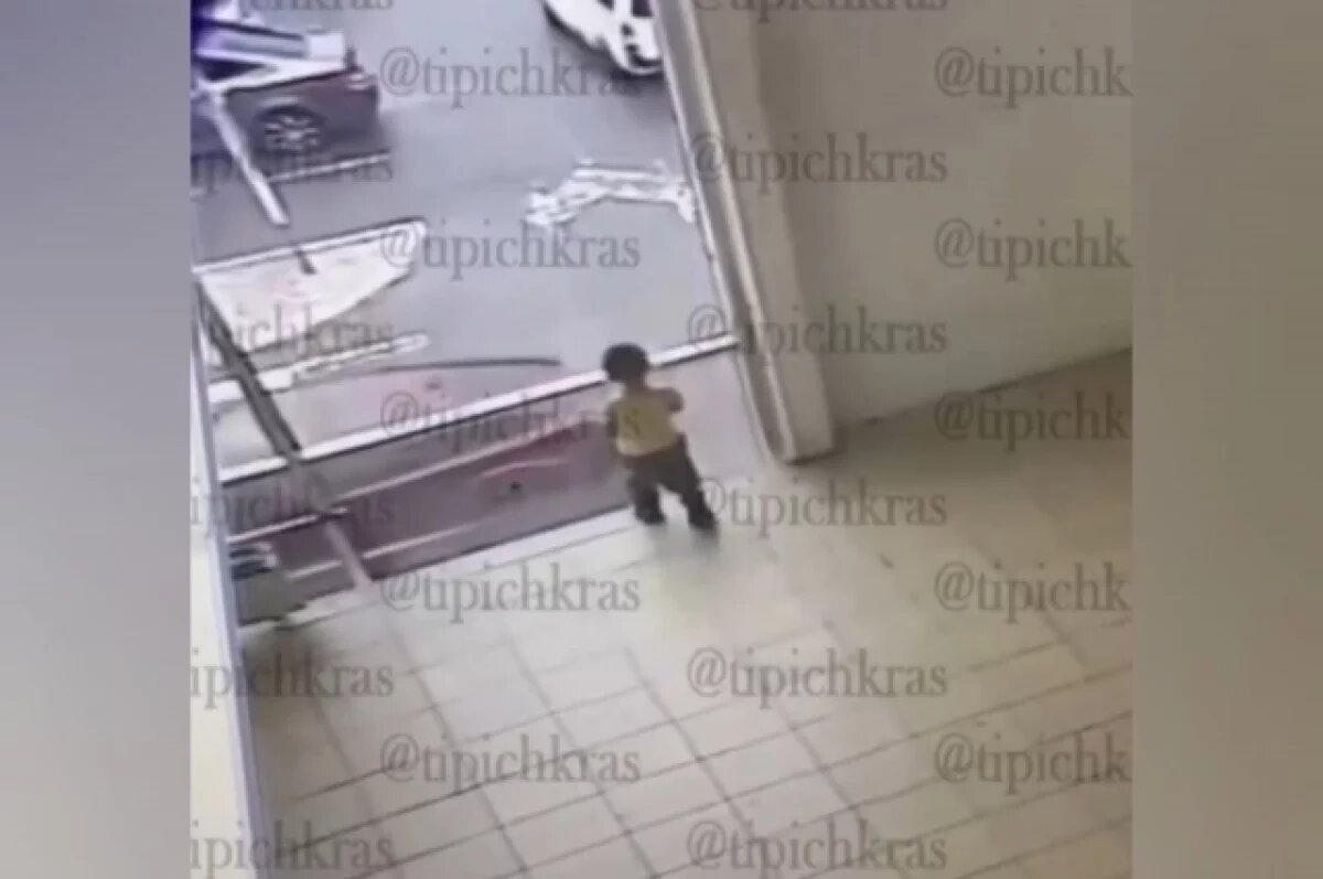    Момент падения ребенка попал на видео.