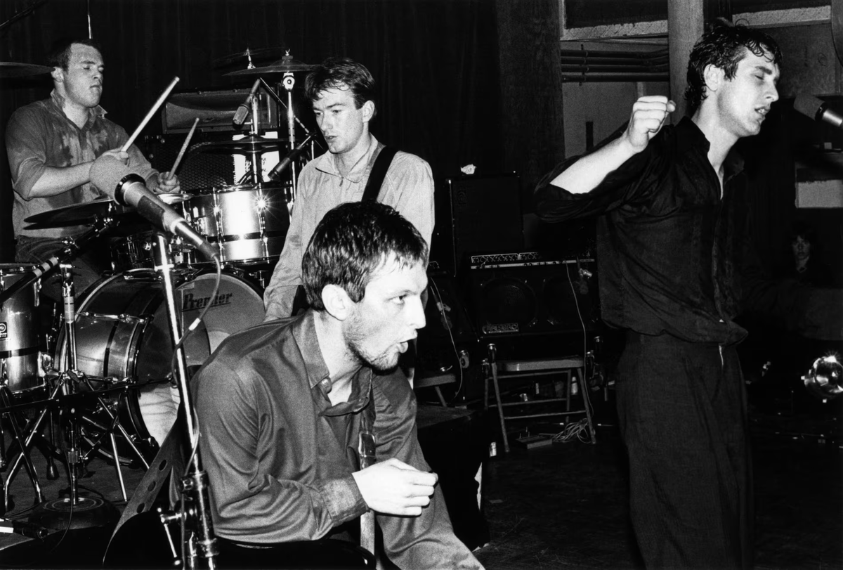 «Звукоинженер нас ненавидел»... Слева направо: Хьюго Бернхем, Дэйв Аллен (на первом плане), Энди Гилл и Джон Кинг. Фотография: Эбет Робертс/Redferns