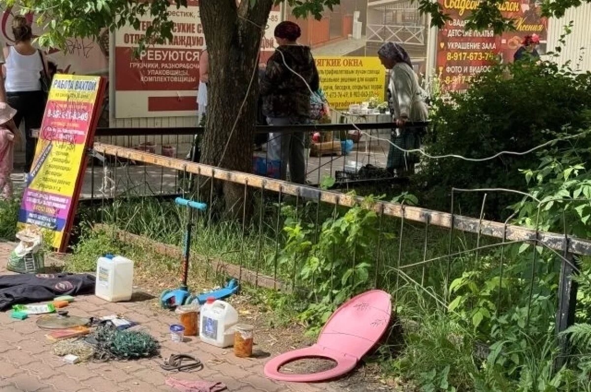    Торговля на центральной улице - проспекте Ленина.