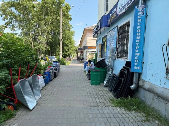    Владельцы магазинов выставляют свой товар на тротуары и газоны. Фото: Из личного архива