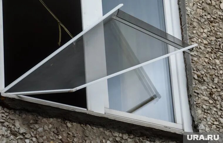 Ребенок выпал из окна, играя у москитной сетки. Фото: Илья Московец © URA.RU