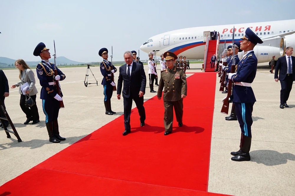    Сергей Шойгу и маршал Пак Чон Чхон. / Фото: Иван Егоров