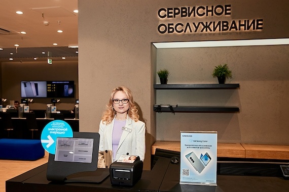 На ресепшене вас попросят описать проблему, чтобы направить к нужному специалисту, и выдадут талон электронной очереди к менеджеру приемки. Он задаст дополнительные вопросы, примет устройство и отправит его на первичную диагностику.