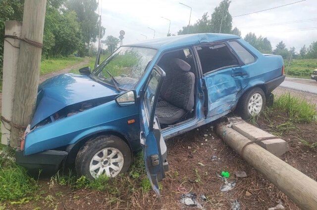    Судя по снимку с места происшествия, один из столбов не выдержал удара и упал. Фото: Госавтоинспекция по Кировской области