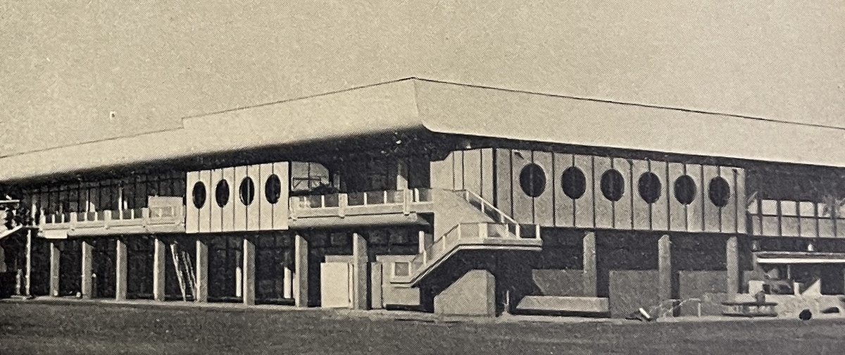 Здание в процессе отделочных работ, 1979 год