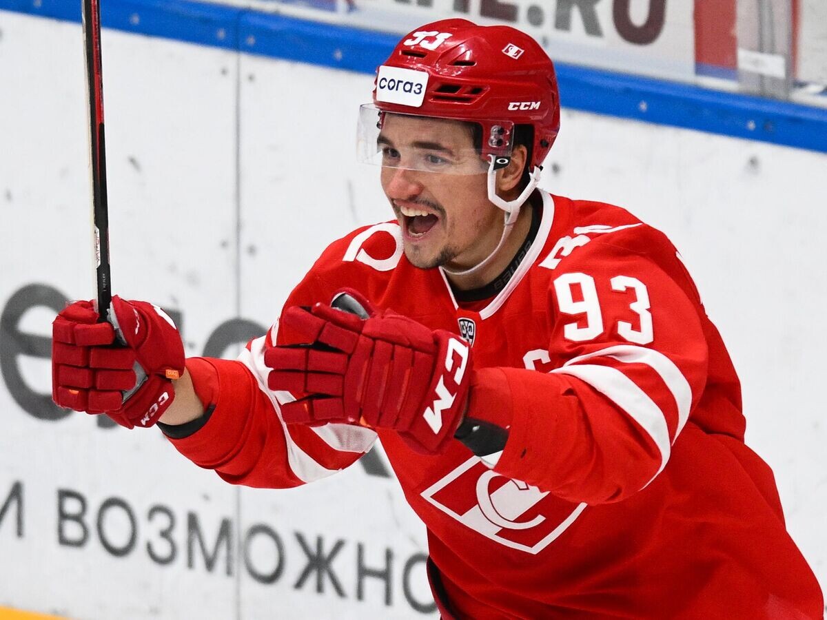    Хоккеист Александр Хохлачев© РИА Новости / Владимир Астапкович