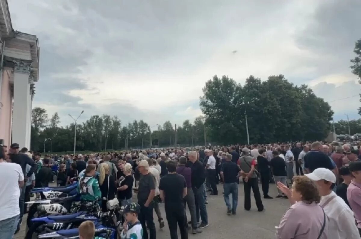    Проститься с гонщиком Красниковым в Уфе пришли несколько тысяч человек