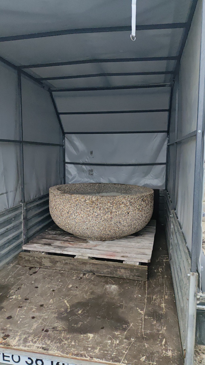 При покупке вазон был погружен в прицеп автопогрузчиком