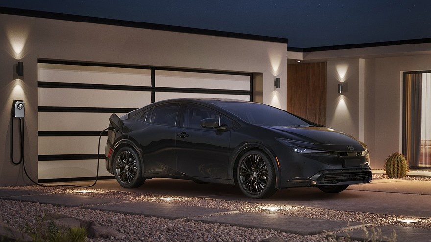    На фото: Toyota Prius PHEV Nightshade Edition
