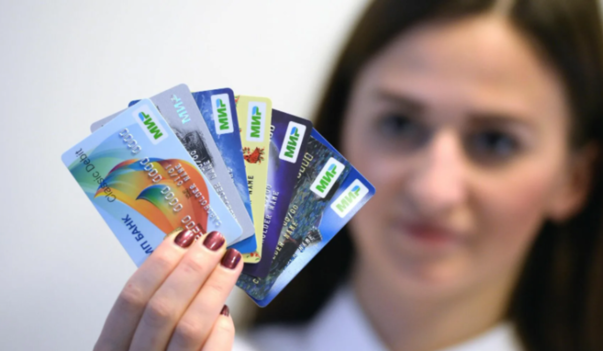     Девушка с картами "Мир". Источник: ria.ru Автор фото: Алексей Филиппов