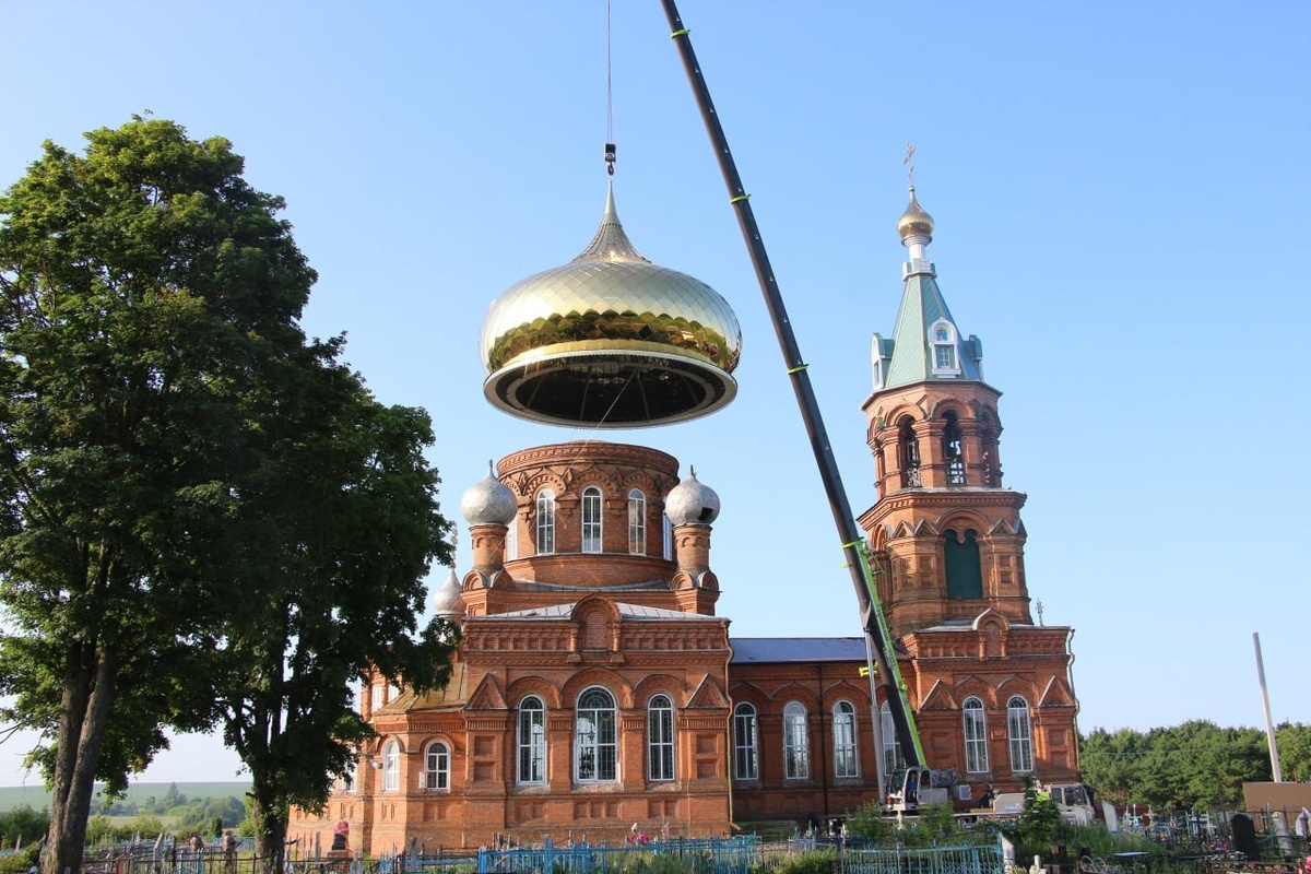   В храме Архангела Михаила в Фатежском районе Курской области установили новый купол