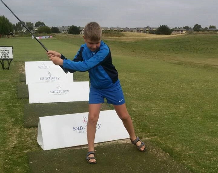 Димыч впервые держит клюшку