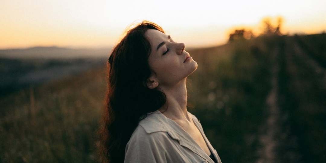 Как справиться с тревогой и паническими атаками: простые шаги для баланса здесь и сейчас