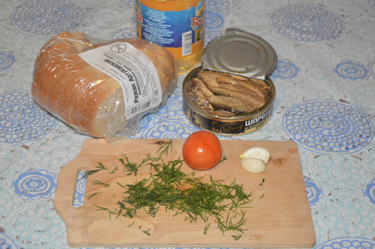 Бутерброды со шпротами и помидором. Шаг 1.