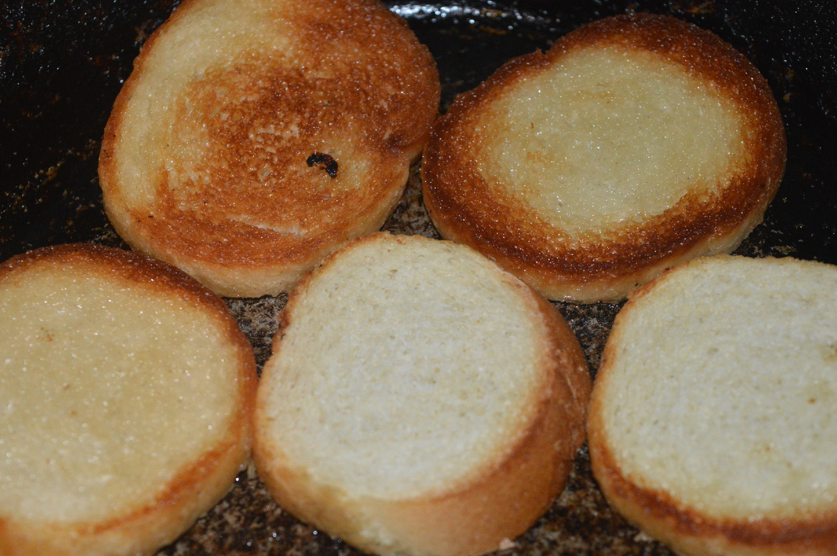 Бутерброды со шпротами и помидором. Шаг 2.