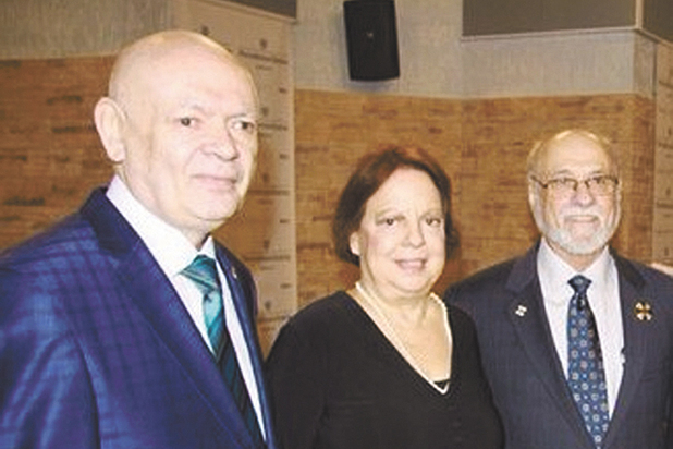 Начальник в/ч 10003 генерал-лейтенант Алексей Савин, экстрасенс Маргарита Мишкина и директор программы «Звездные врата» Чарльз Эдвин Мей