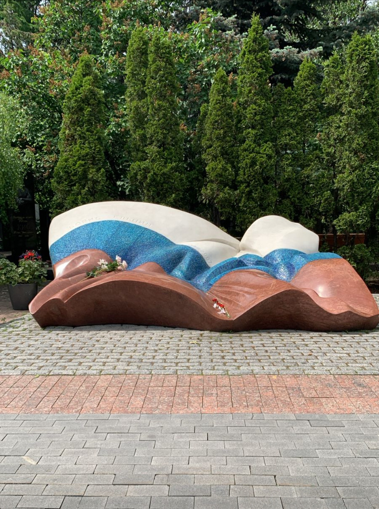 По центральной аллее в центре захоронен Б. Ельцин