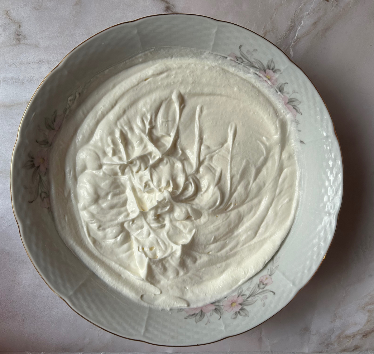 Взбить сливки до мягких пиков.