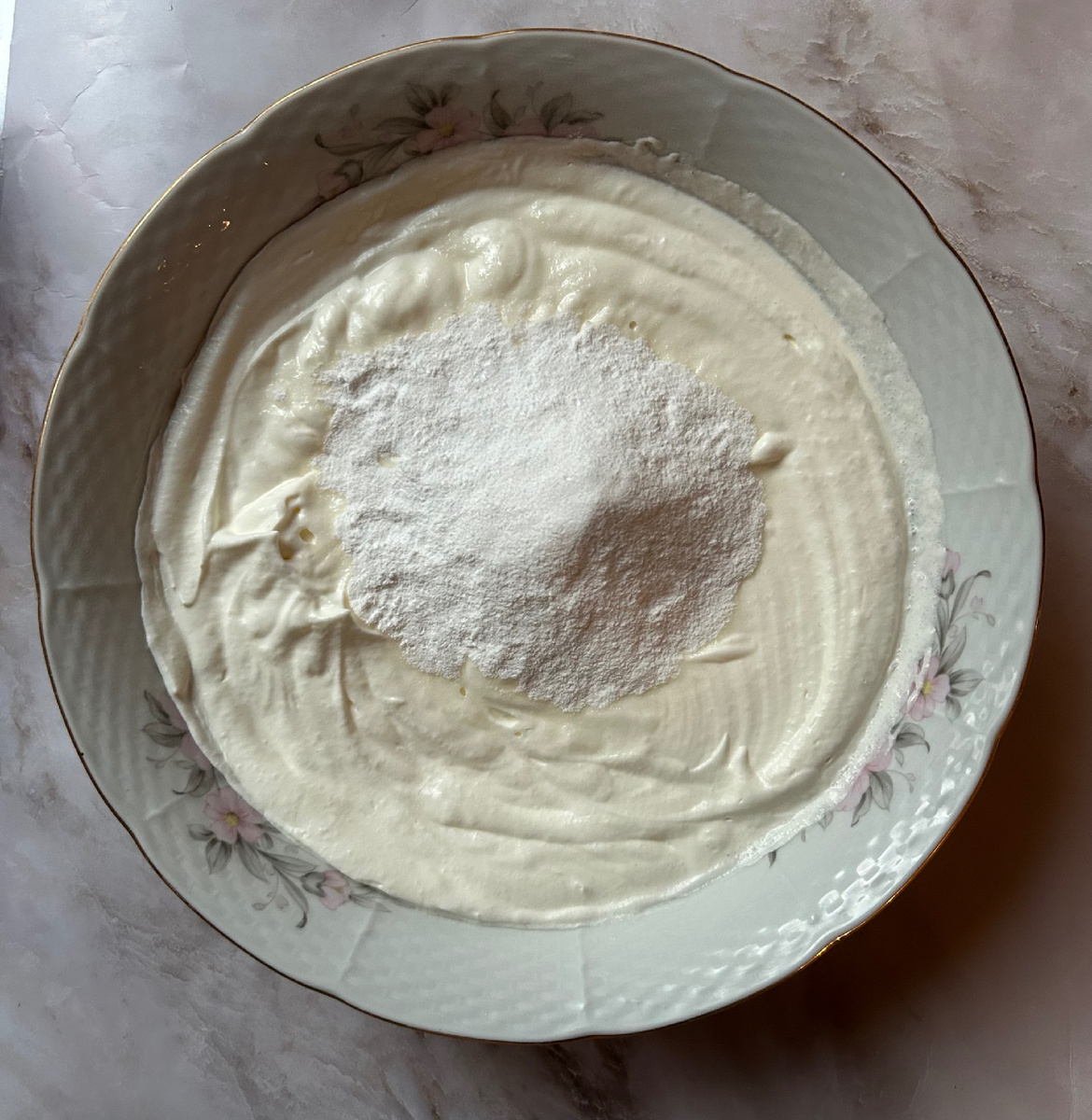 Добавить сахарную пудру и ванильный сахар,взбивать на невысокой скорости.