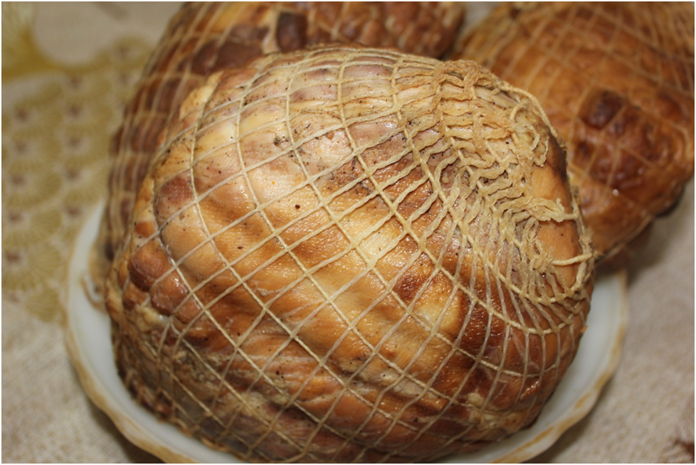 Личное фото автора. Окорок приготовленный в коптильне.