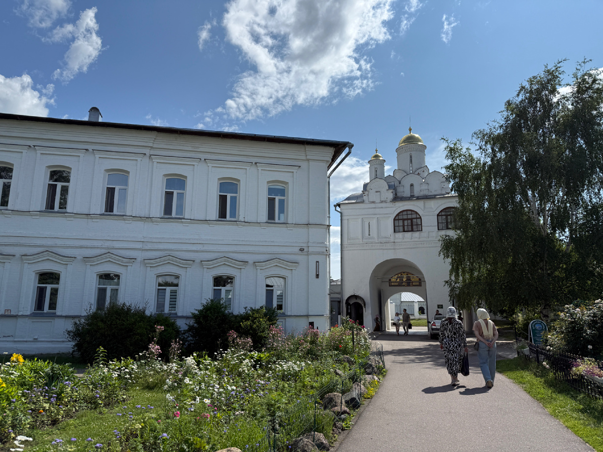 На территории Свято-Покровского женского монастыря. Суздаль. Фото моё. 