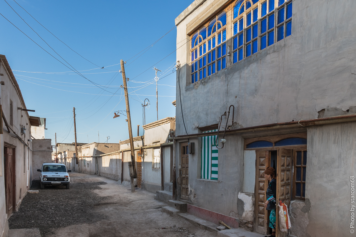 Прощаюсь с гостеприимной хозяйкой в махале у стен Ичан-Калы