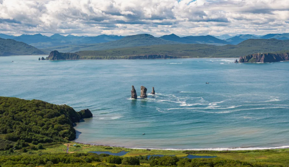 Вход в Авачинскую бухту. Скалы Три брата.  Фото:  blog.eldorado.ru