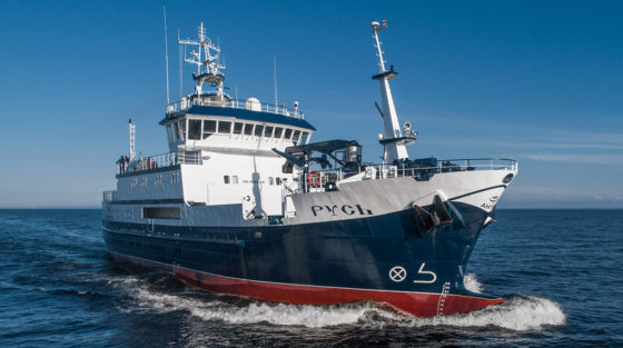 Технические характеристики краболовного судна проекта 03070:   Длина, м 50,45   Ширина, м 12   Осадка, м 6,72   Мощность ГД, кВт 1200   Скорость, уз 12   Вместимость RSW-танков, куб.м. 461   Автономность, сут 30   Экипаж, чел. 30Краболовное судно ярусного лова проекта 03070 «Механик Цуранов» строится на судостроительном заводе «Отрадное» (ООО «Нева-Стапель») по заказу компании «Островной Краб» в рамках крабовых аукционов. Судно спущено на воду 5 августа 2024 года, передача заказчику намечена на 2025 год.Краболов предназначен для специализированного донного ярусного лова краба конусными ловушками «японского» типа с последующей сортировкой и транспортировкой в специальных RSW-танках в забортной воде. За базу разработки проекта взято рыбопромысловое судно проекта PL-475.Ранее, «Медиапалуба» публиковала спецпроект об устройстве краболова проекта 03070.📷
Читать новость        Первый в семье краболовов«Русь» можно по праву считать отечественным судном, ведь и технический проект, и весь комплект рабочей и приемо-сдаточной документации готовили отечественные конструкторские бюро.Районы эксплуатации судна – умеренные, северные и южные широты Тихого океана с прилегающими к нему морями, с учетом круглогодичной эксплуатация в незамерзающих морях и мелкобитом льду в неарктических морях, соответствующем ледовому классу Iсe 2.