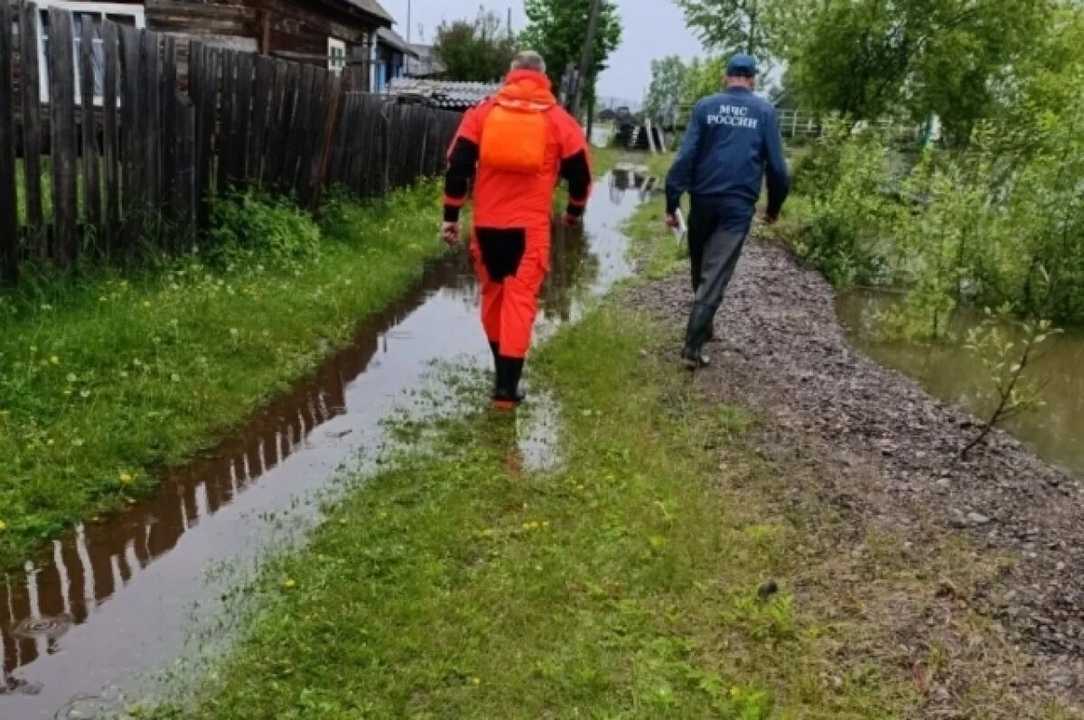    Вода переливается через дорогу в Казачинско-Ленском районе Приангарья