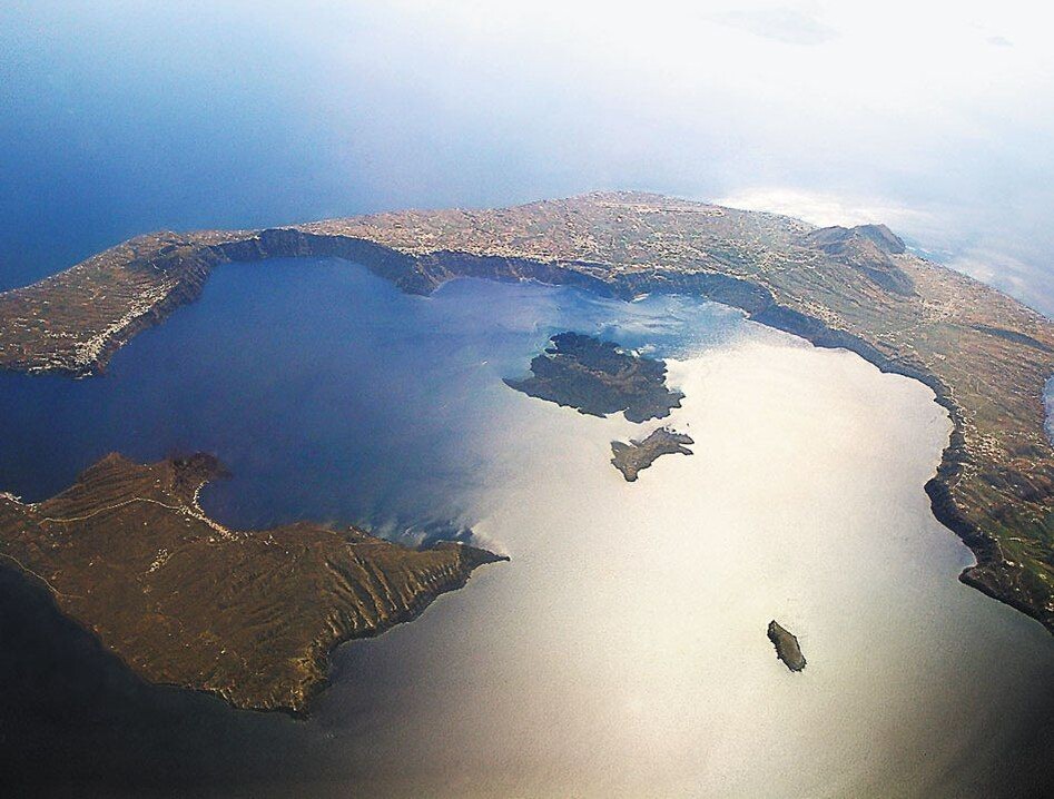 Кальдера подводного вулкана острова Санторини. https://clck.ru/3MenAV