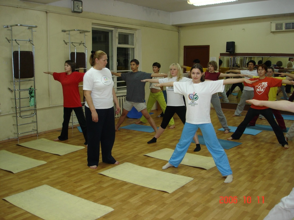 Занятия хатха-йогой в СК МАИ, 2006 год