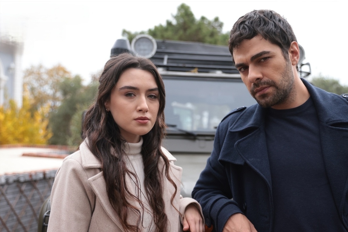 кадр из сериала "Ветреный холм"