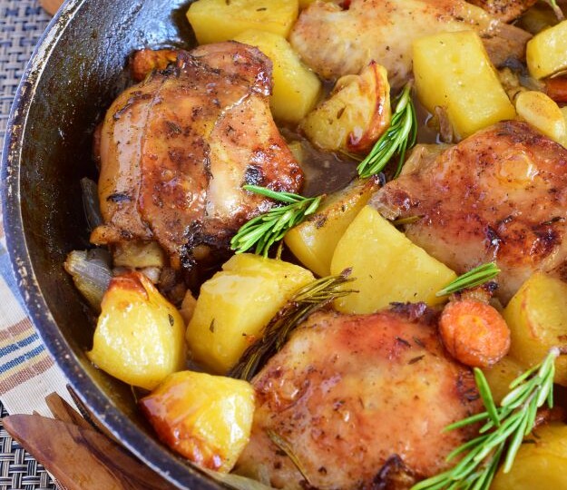 Мясо с картошкой в духовке: приготовится само, пока вы занимаетесь делами