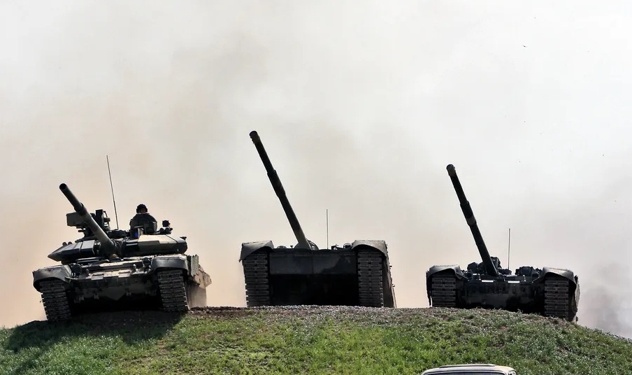   Танки Т-90С, Т-80У и Т-90А