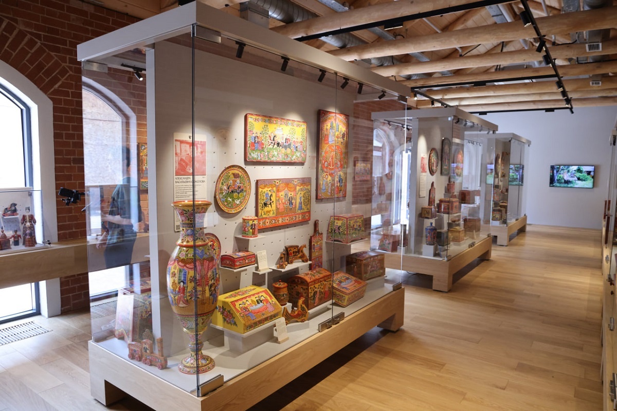    В основе экспозиции – уникальные фонды фабрики «Городецкая роспись»