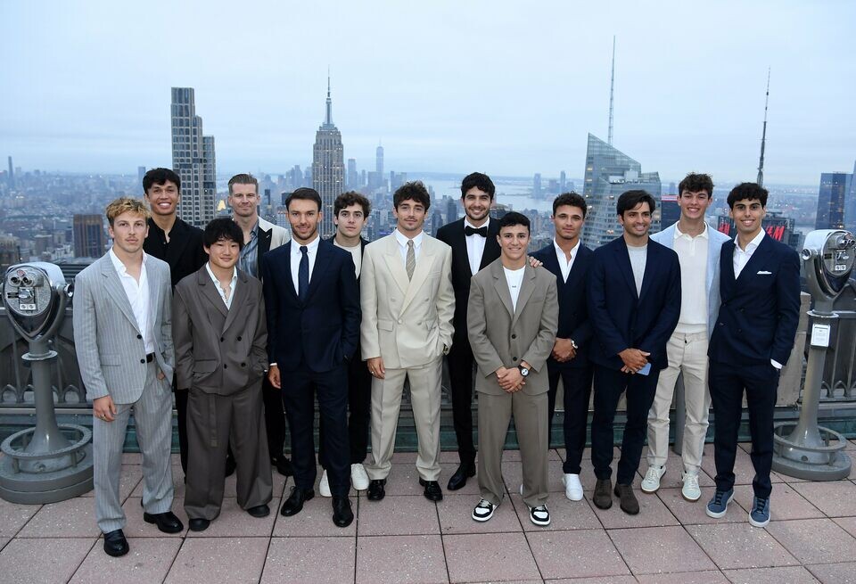    Гонщики на красной ковровой дорожке перед премьерой фильма «Формула 1». ФотоF1