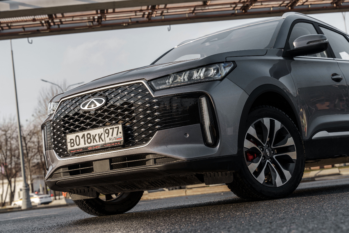 Пороги у Tiggo 4 Pro быстро пачкаются.