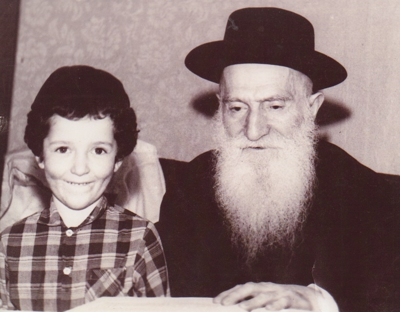 Раввин Абрам Лубанов с младшим внуком Мишей. Автор фото – Рувим Брауде. 1970 г.