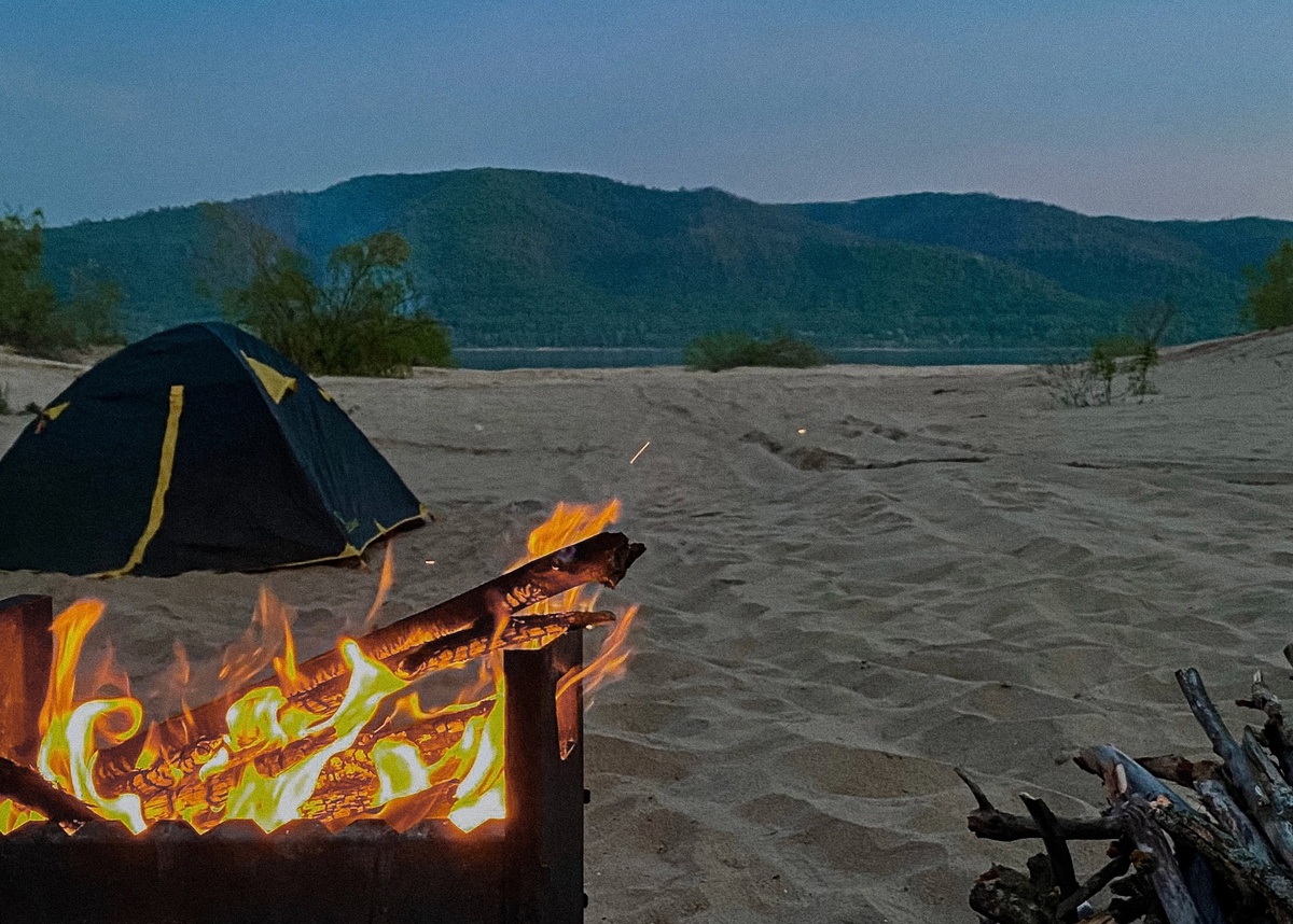 Палатка, костёр, шум реки - что может быть лучше?